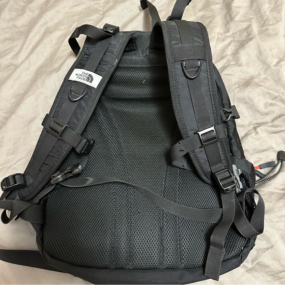 The North Face Small Shot Backpack - Black - One Size - Picture 3 of 5